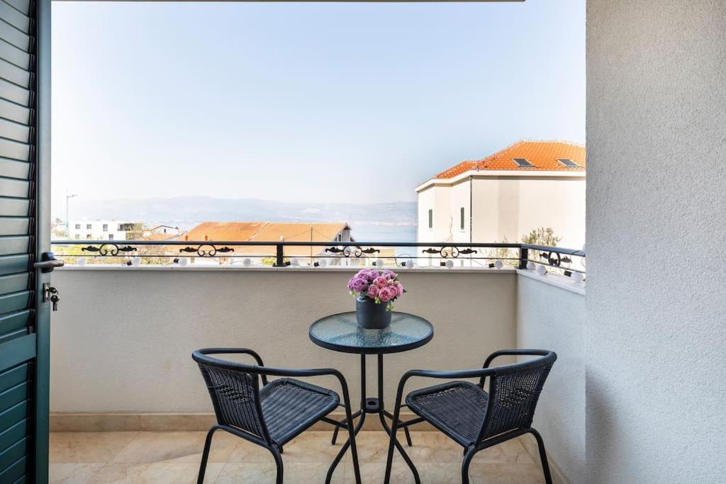 Seaesta Apartment Pool And Beach Slatine Exterior photo