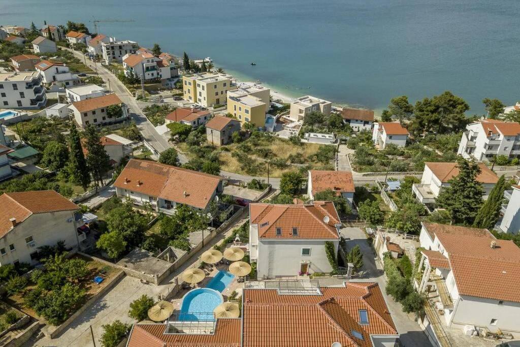 Seaesta Apartment Pool And Beach Slatine Exterior photo