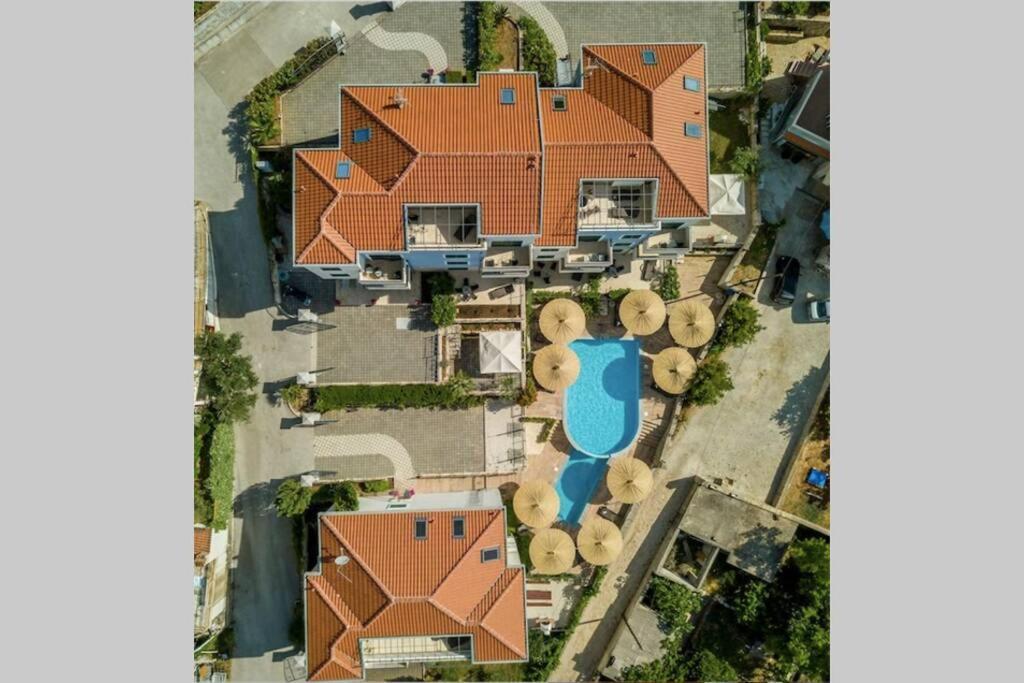 Seaesta Apartment Pool And Beach Slatine Exterior photo